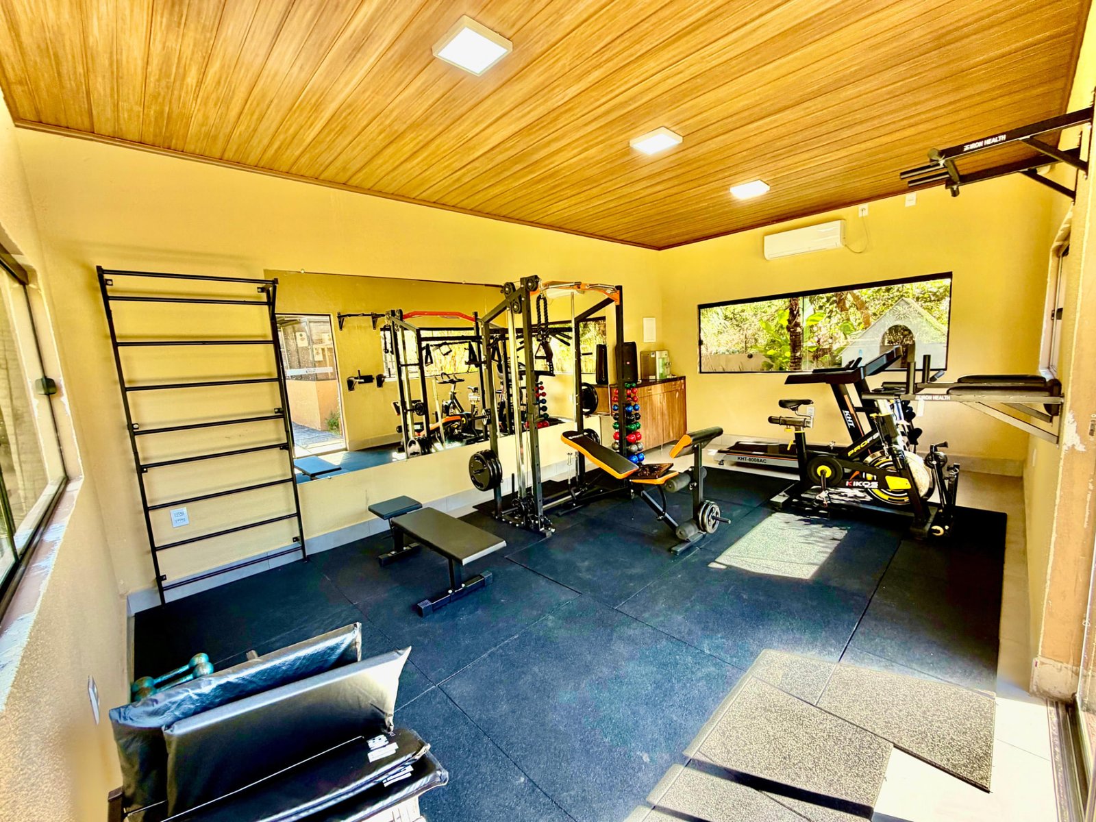 Interior da academia com equipamentos de musculação
