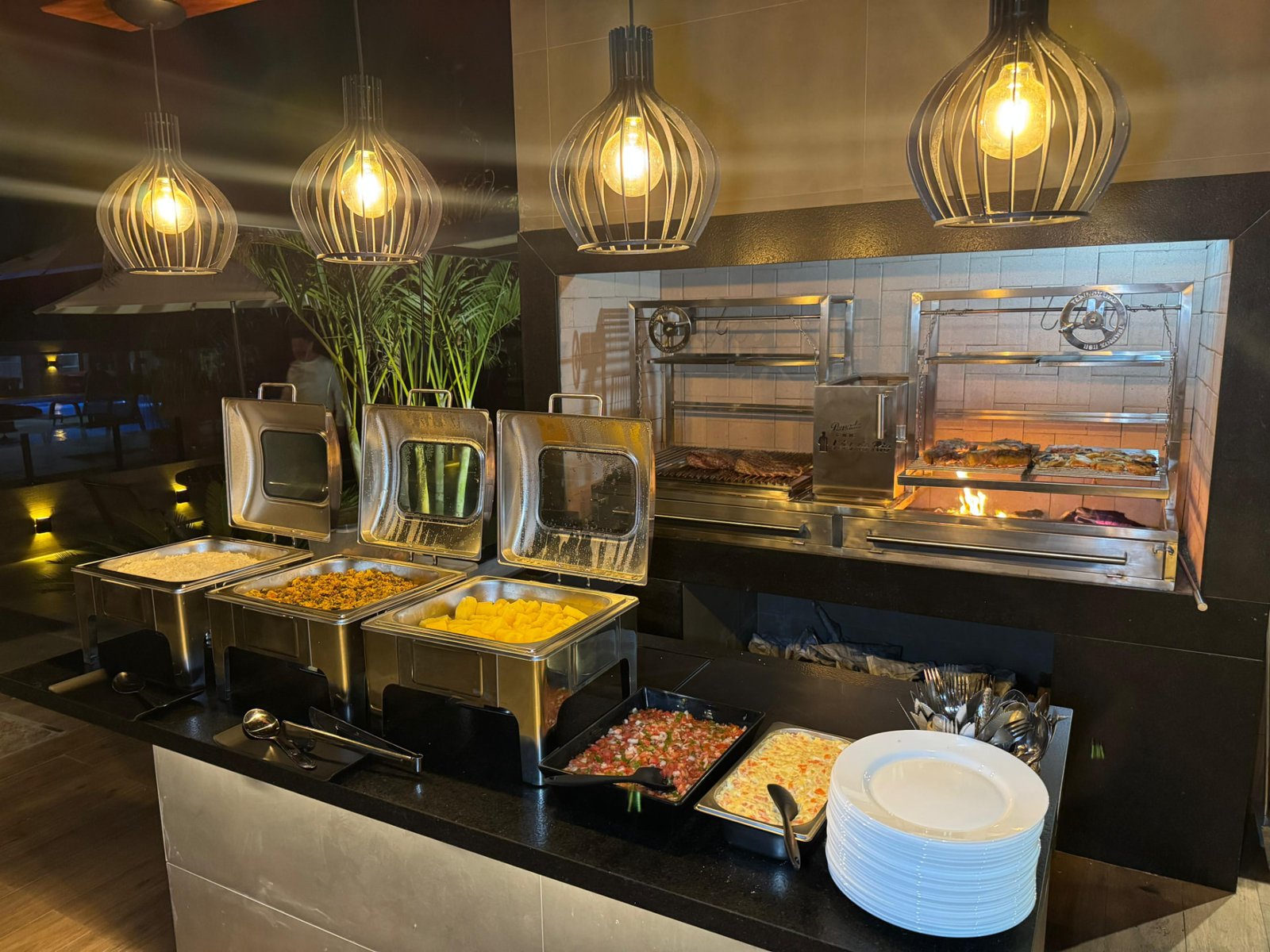 Buffet quente ao lado da churrasqueira acesa