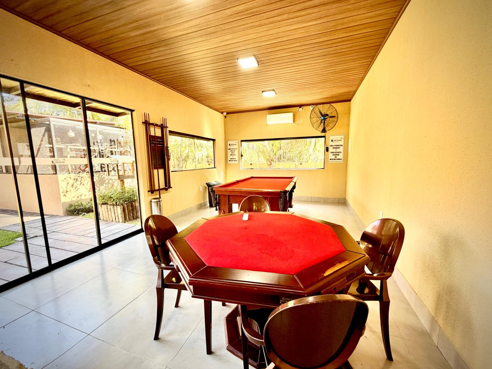 Salão de jogos com mesa de poker e sinuca