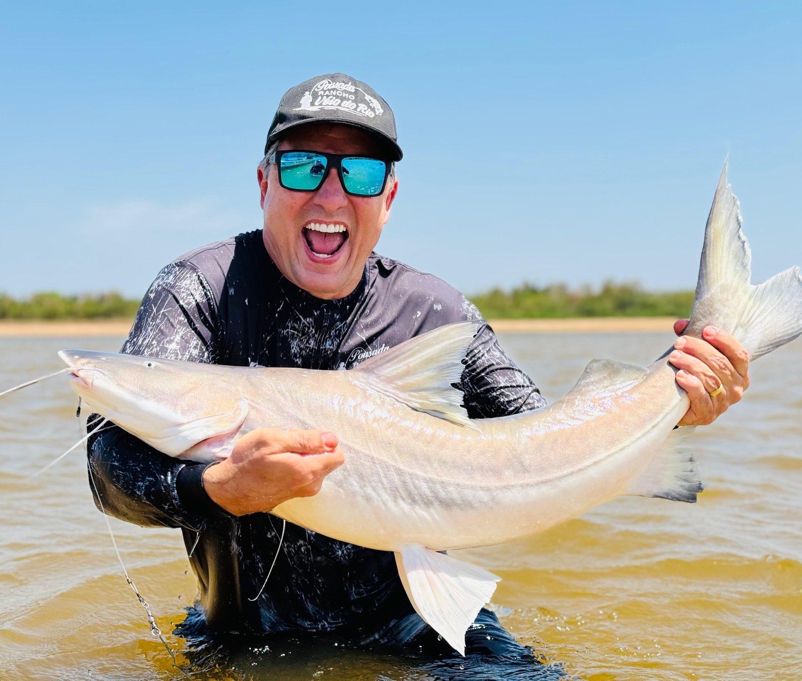 Hóspede com uma piraíba pescada no Araguaia