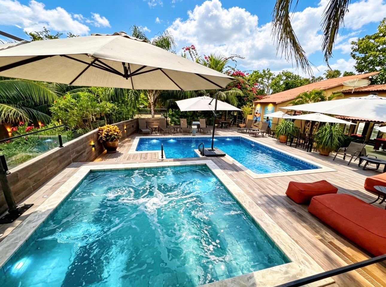 Piscina e hidromassagem no deck da pousada