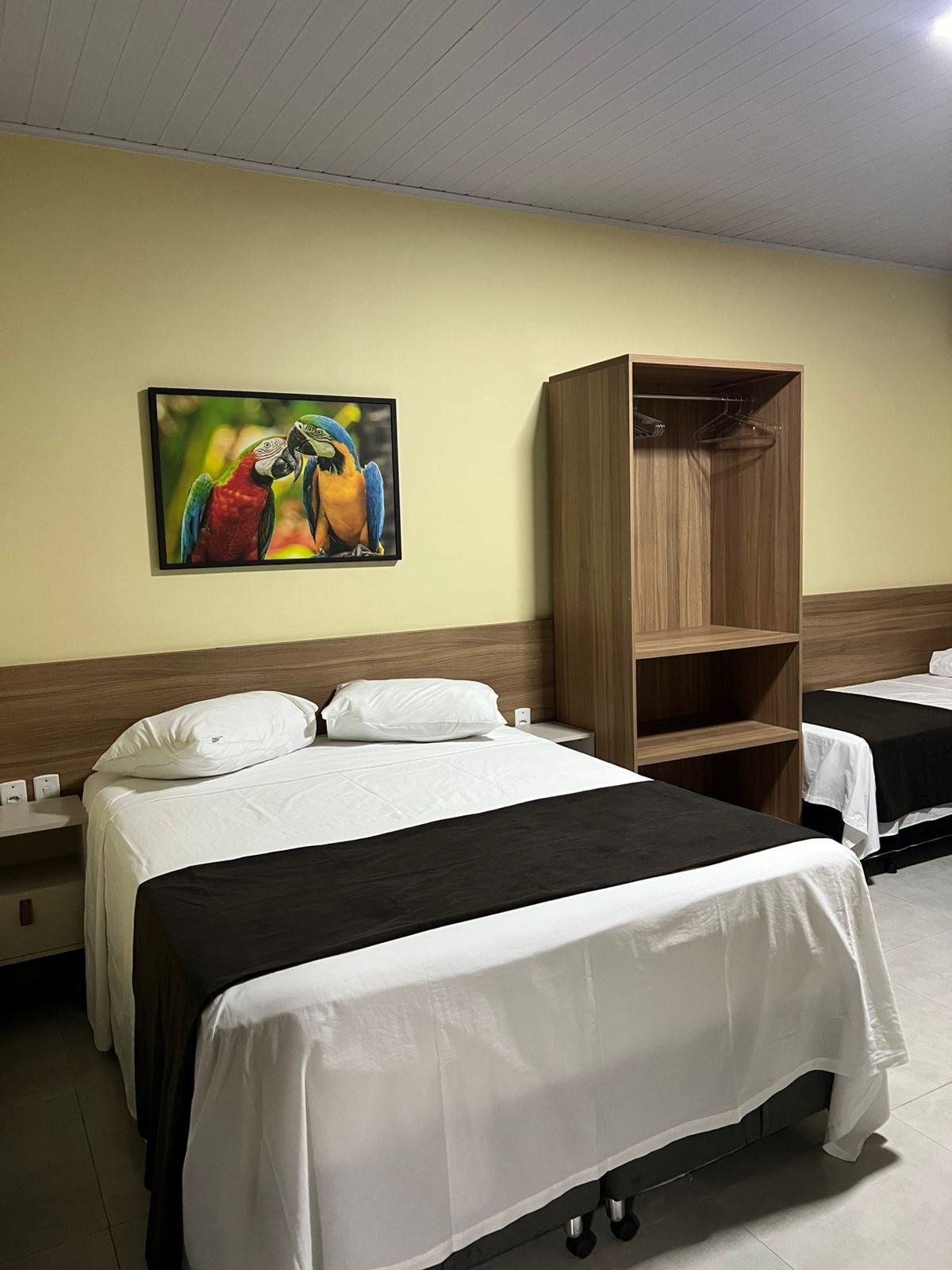 Suíte com cama de casal e cama de solteiro